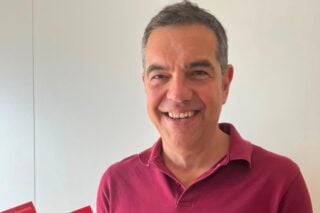 Ο Αλέξης Τσίπρας με το βιβλίο του Κραουνάκη «Το μικρό Μοναστηράκι»