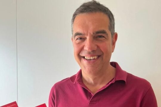 Ο Αλέξης Τσίπρας με το βιβλίο του Κραουνάκη «Το μικρό Μοναστηράκι»