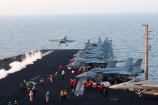 Reuters: Νέα απειλή για τον εφοδιασμό πετρελαίου – Το Ιράν εξετάζει το κλείσιμο της Ερυθράς Θάλασσας