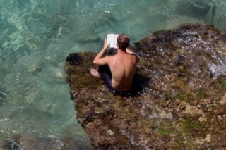 Διακοπές στη Γαύδο: Μια ξεκαρδιστική ωδή στο ελεύθερο κάμπινγκ μέσα από ένα βιβλίο… θρίλερ