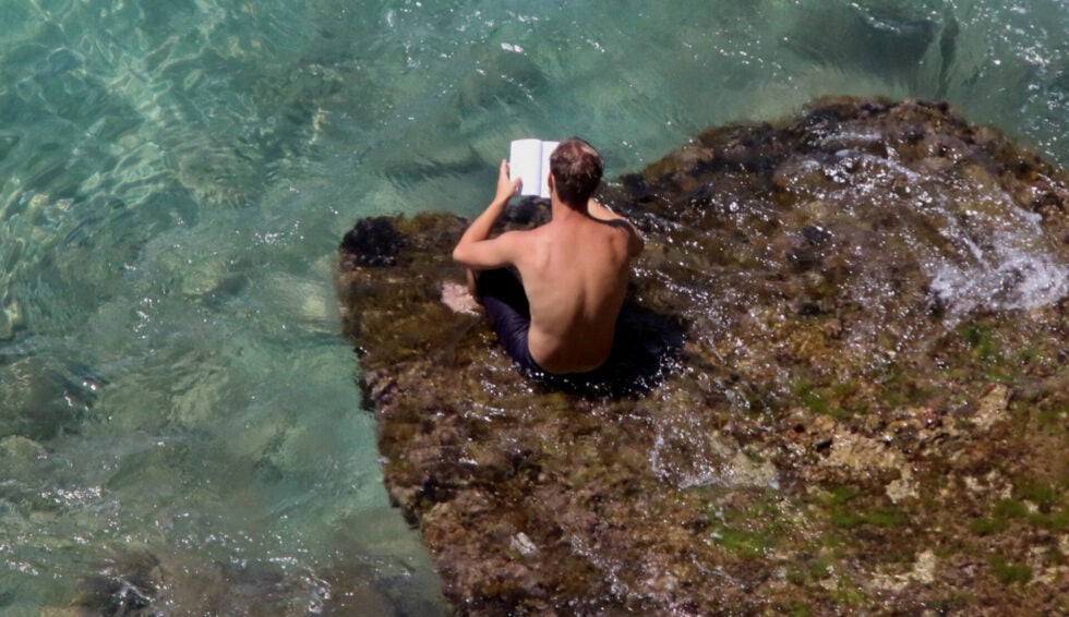 Διακοπές στη Γαύδο: Μια ξεκαρδιστική ωδή στο ελεύθερο κάμπινγκ μέσα από ένα βιβλίο… θρίλερ