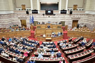 Το Σύνταγμα πήρε απουσία