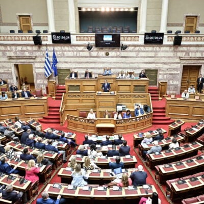 Το Σύνταγμα πήρε απουσία
