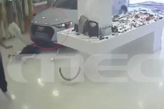 Αυτοκίνητο εισβάλει σε κατάστημα ρούχων στα Βριλήσσια / Glomex / MEGA