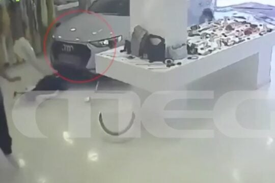 Αυτοκίνητο εισβάλει σε κατάστημα ρούχων στα Βριλήσσια / Glomex / MEGA