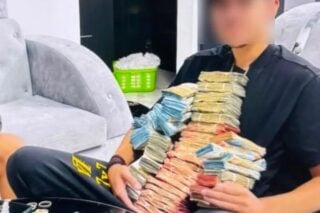 Απύθμενο θράσος από τους απατεώνες στο Ζεφύρι: Μόστραραν χρυσά ρολόγια, στοίβες με μετρητά και χρυσές λίρες [εικόνες]