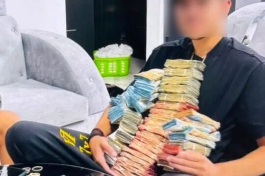 Ζεφύρι: Επίδειξη πλούτου από τους «υπαλλήλους» του ΔΕΔΔΗΕ – Φωτογραφίζονταν με στοίβες μετρητών και λίρες