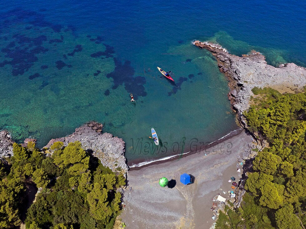 Πεύκα, βράχια και χρυσαφένια άμμος… Μια από τις πιο ξεχωριστές ακτές της Ανατολικής Εύβοιας