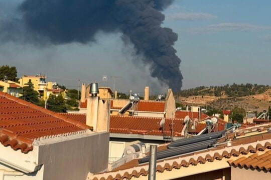 Φωτιά σε επιχείρηση στον Ασπρόπυργο – Μήνυμα του 112 στους κατοίκους να απομακρυνθούν από την περιοχή [βίντεο]