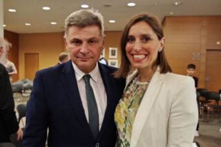 Απάντηση Φαραντούρη σε δημοσίευμα: «Είναι θλιβερό γυναίκες σαν τη Δώρα να γίνονται στόχος ανδρών με πλαστά πτυχία»