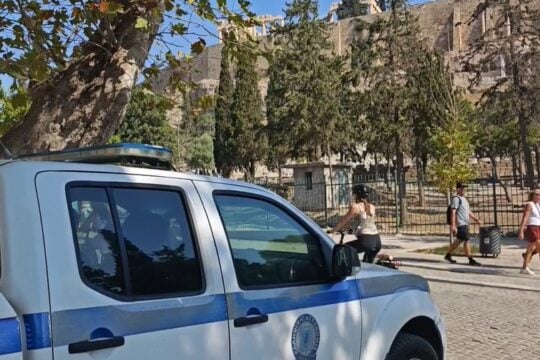 Πώς έγινε η επίθεση με μαχαίρι στην Ακρόπολη: «Πήγε να σφάξει τη γυναίκα, την είδαμε κάτω με αίματα» [βίντεο]