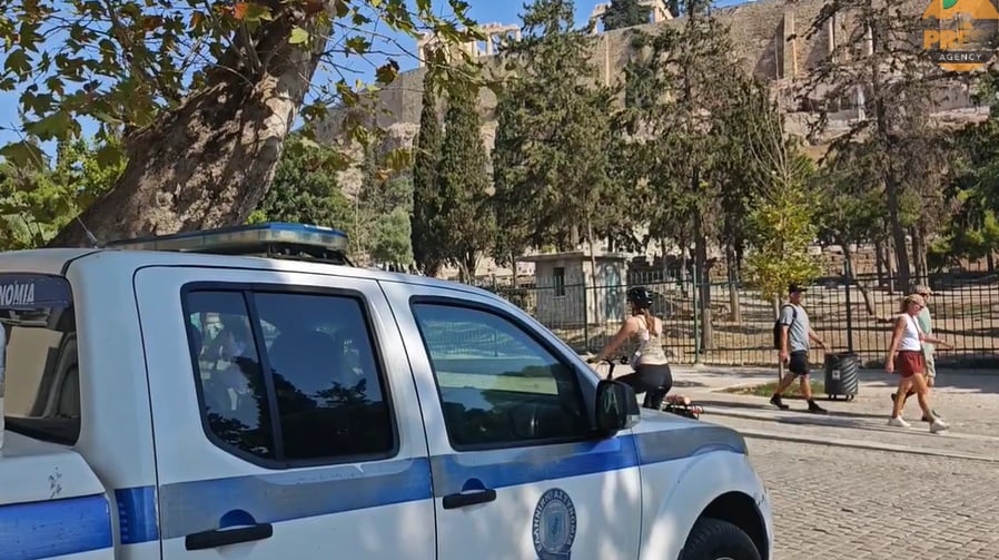 Πώς έγινε η επίθεση με μαχαίρι στην Ακρόπολη: «Πήγε να σφάξει τη γυναίκα, την είδαμε κάτω με αίματα» [βίντεο]
