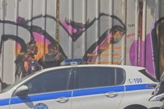 Συναγερμός στην Κυψέλη: Ανθρώπινο μέλος βρέθηκε μέσα σε βαλίτσα [βίντεο]
