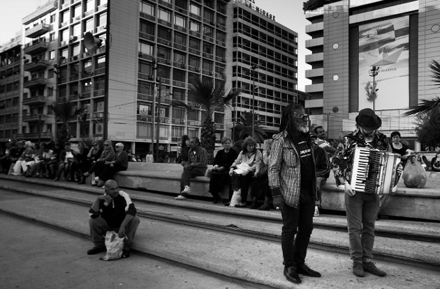 Μία βόλτα στην Αθήνα με Έλληνες και ξένους μουσικούς
