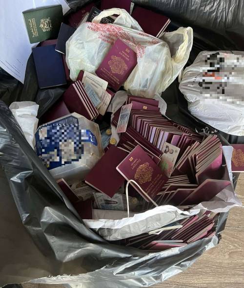 Εξάρθρωση κυκλώματος με τσουβάλια από πλαστά και κλεμμένα διαβατήρια