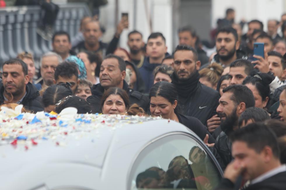 «Αθάνατος» – Οδύνη και μοιρολόγια στην κηδεία του Κώστα Φραγκούλη
