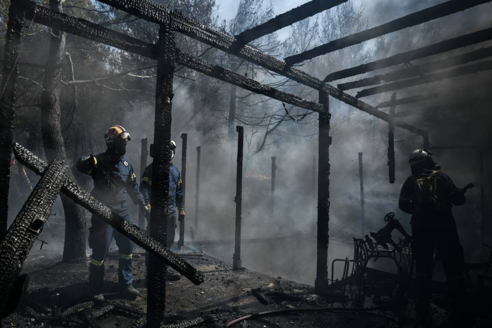 Εικόνες μεγάλης καταστροφής κι υπεράνθρωπης «μάχης» στις φλόγες