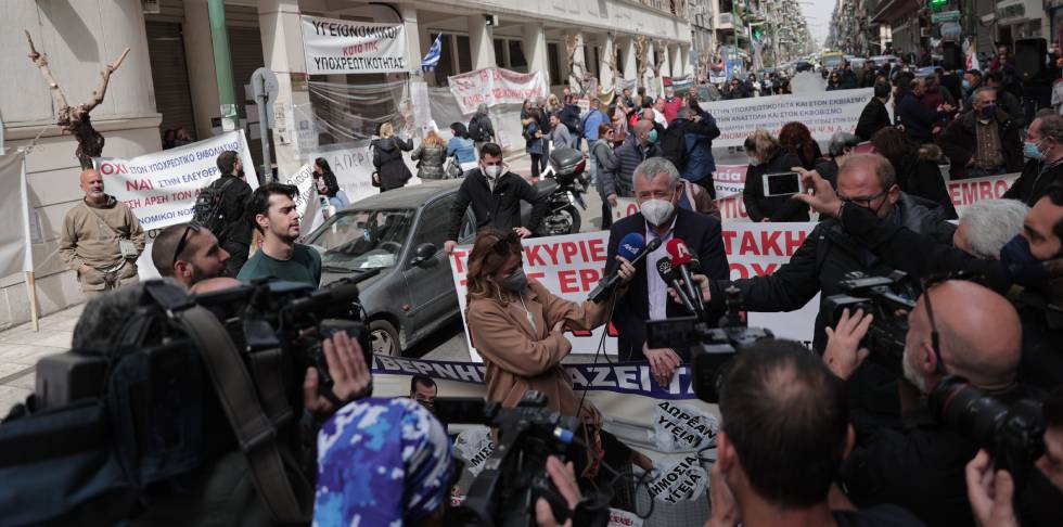 Πορεία υγειονομικών από το υπουργείο Υγείας στη Βουλή