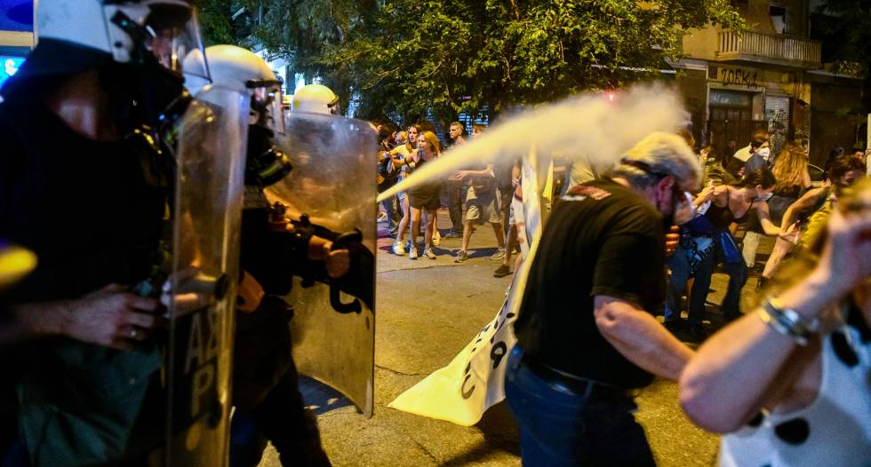 Με χημικά και συλλήψεις η καταστολή μαζικής πορείας για τα Εξάρχεια