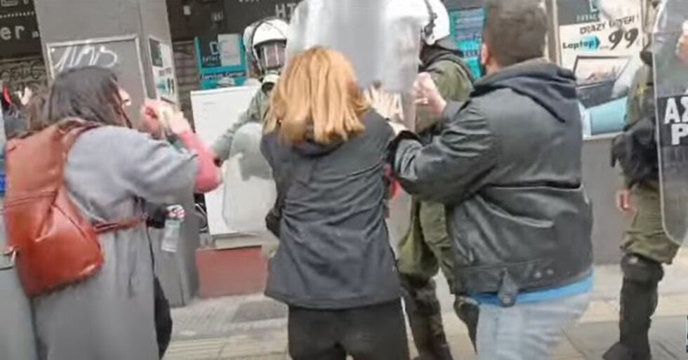 Εστειλαν νέο μήνυμα οργής, έλαβαν ξανά ξύλο και χημικά