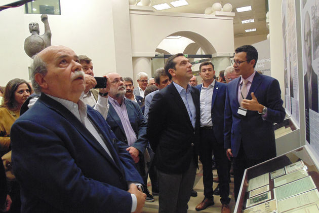 Στην αιωνιότητα με λευκό κοστούμι