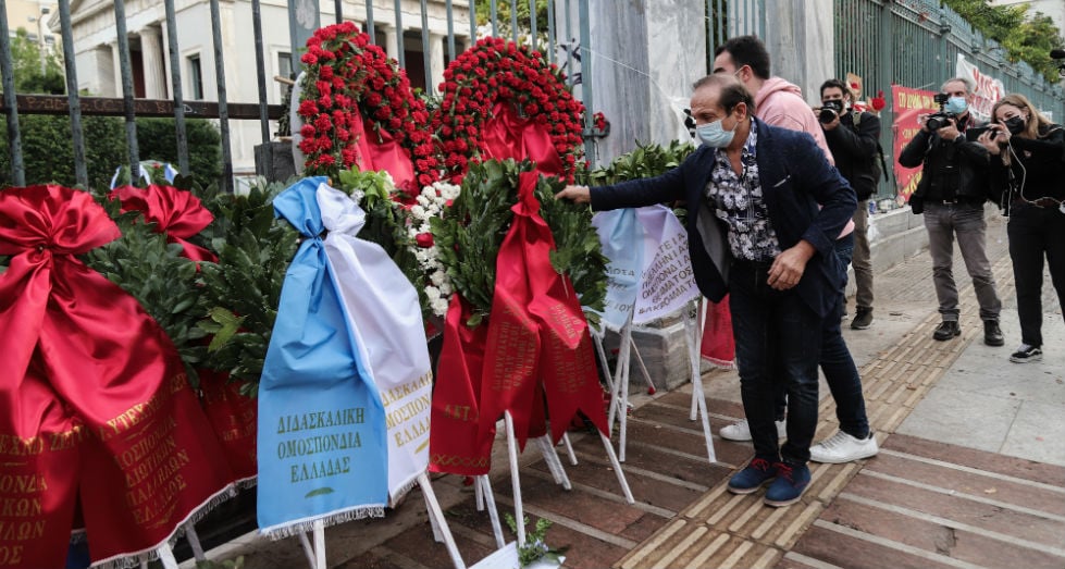 Ένα λουλούδι για τα θύματα του Πολυτεχνείου [Φωτορεπορτάζ]
