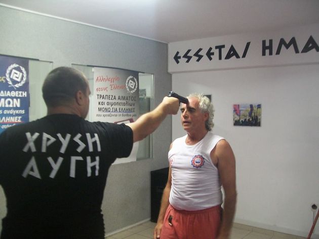 Eκπαιδευμένοι… μαχαιροβγάλτες [8-12-2015]