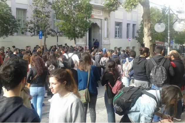 Αναβολή για τους 12 φοιτητές – Μαζική συμπαράσταση