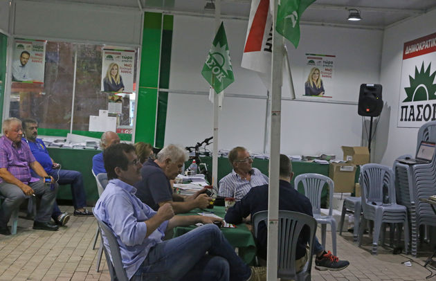 Αγχος πριν από τα exit polls, χαμόγελα και αισιοδοξία στη συνέχεια