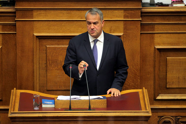 Ανέβασε τους τόνους στη Βουλή η αντιπολίτευση για τον Φίλη
