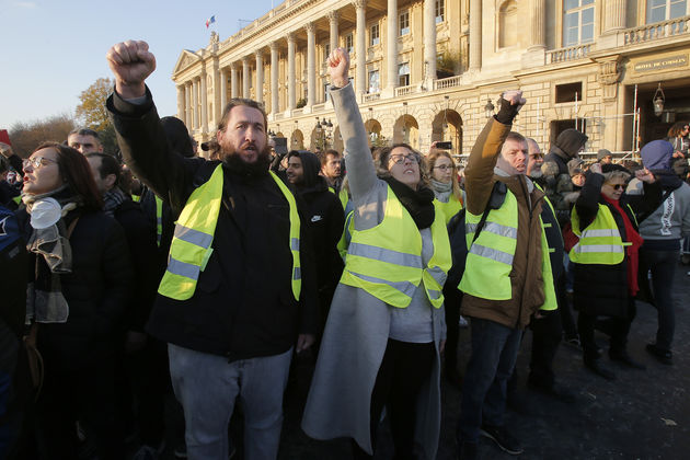 Η Γαλλία πλημμύρισε από «κίτρινα γιλέκα»