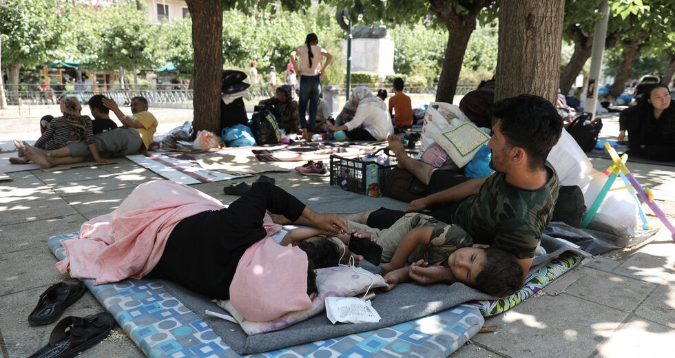Στην πλατεία Βικτωρίας έγινε θρύψαλα η βιτρίνα Μηταράκη
