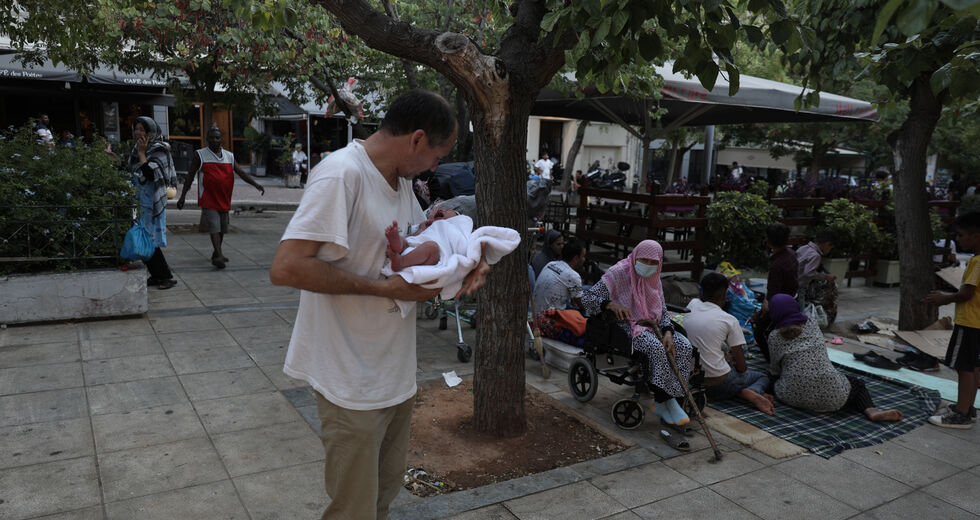 Στην πλατεία Βικτωρίας έγινε θρύψαλα η βιτρίνα Μηταράκη