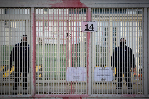 Επίθεση «Ρουβίκωνα» με μπογιές στην αμερικανική πρεσβεία
