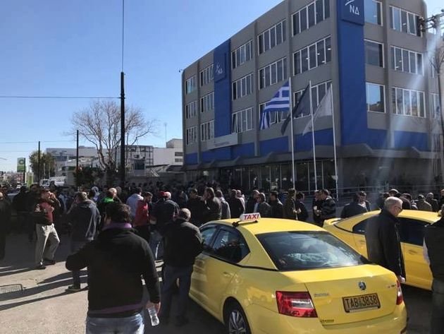 Ταξιτζήδες vs Uber: το αθηναϊκό γουέστερν του 2017