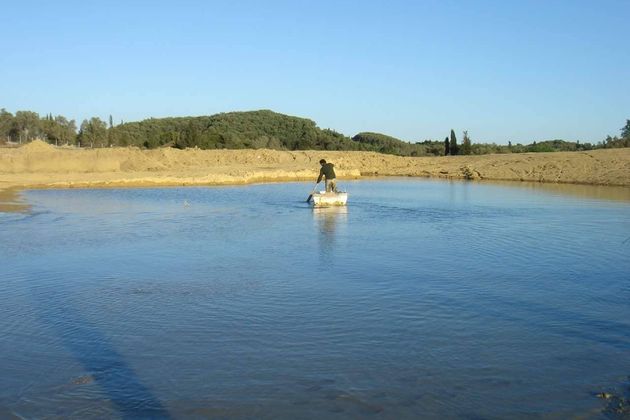 Όμηροι των σκουπιδιών και των ΜΑΤ οι κάτοικοι της Λευκίμμης