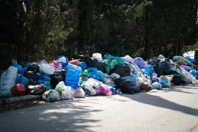 Όμηροι των σκουπιδιών και των ΜΑΤ οι κάτοικοι της Λευκίμμης
