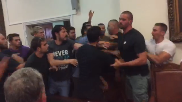 Συμπλοκές πολιτών με μπράβους στο Δημοτικό Συμβούλιο στον Βόλο