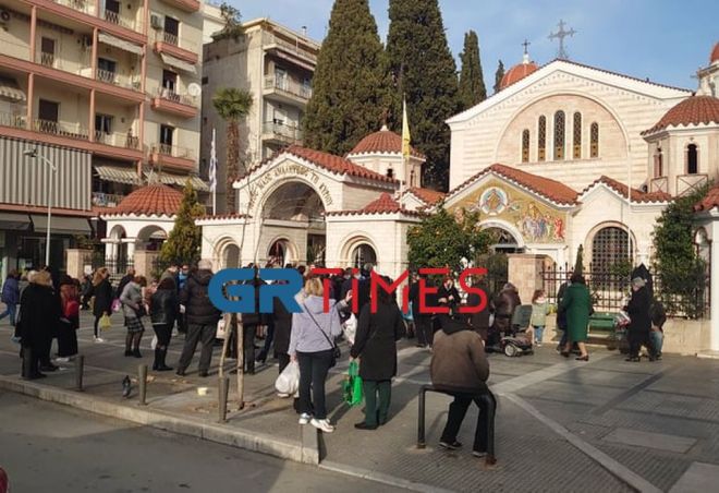 Συνωστισμός πιστών έξω από εκκλησία της Θεσσαλονίκης 
