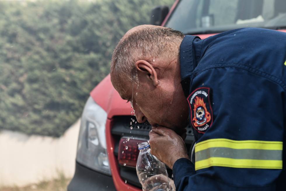 Εικόνες μεγάλης καταστροφής κι υπεράνθρωπης «μάχης» στις φλόγες