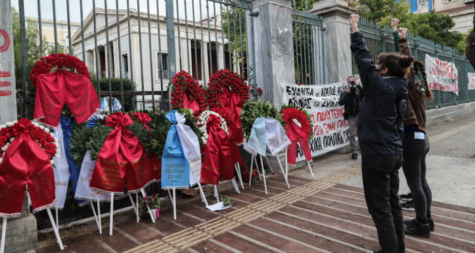 Ένα λουλούδι για τα θύματα του Πολυτεχνείου [Φωτορεπορτάζ]