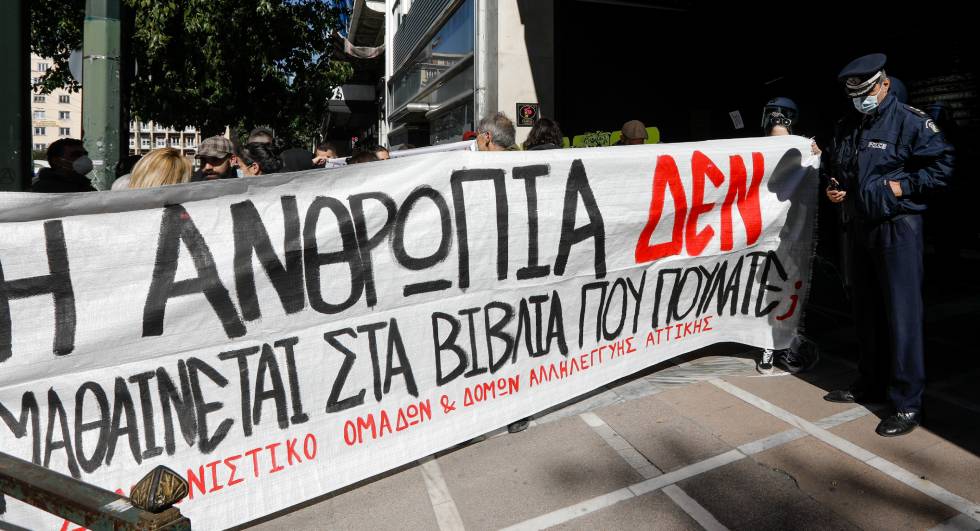 Διαμαρτυρία στον «Ιανό» για εκδίωξη αστέγων: Η ανθρωπιά δεν μαθαίνεται στα βιβλία που πουλάτε;»