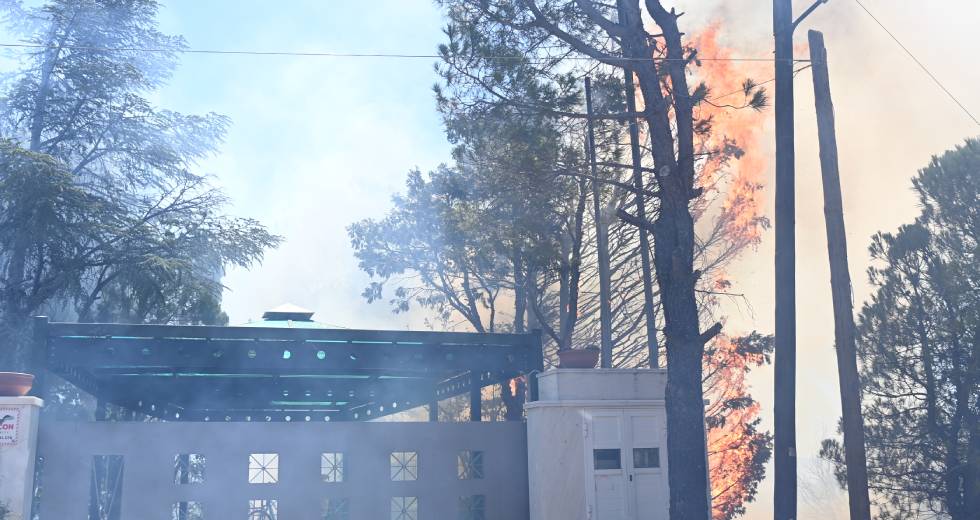 Εικόνες μεγάλης καταστροφής κι υπεράνθρωπης «μάχης» στις φλόγες