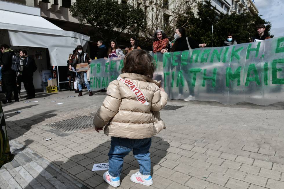 Δυναμικές διαδηλώσεις κατά της έμφυλης βίας με μηνύματα κατά του πολέμου και της εκμετάλλευσης