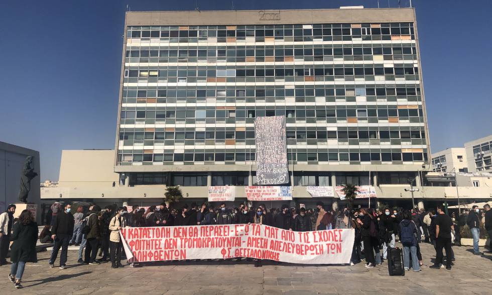 «H τρομοκρατία δεν θα περάσει»: Φωτογραφίες και βίντεο από τις φοιτητικές διαμαρτυρίες