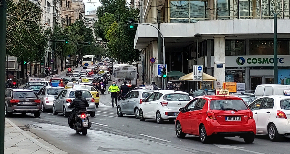 Αυτοκινητοπορεία εκπαιδευτών οδήγησης στο κέντρο της Αθήνας