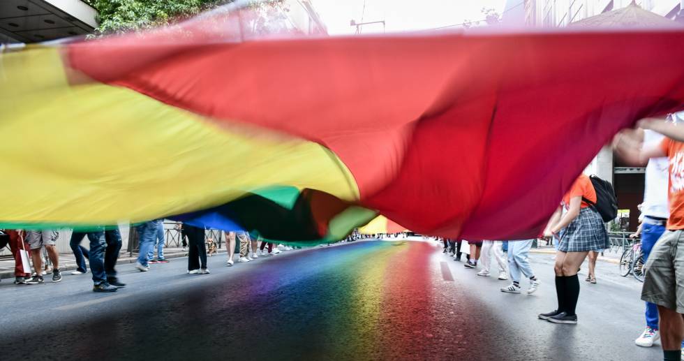 «Σύνθημά μας η αγάπη»: Πολύχρωμο ποτάμι του Pride στην Αθήνα