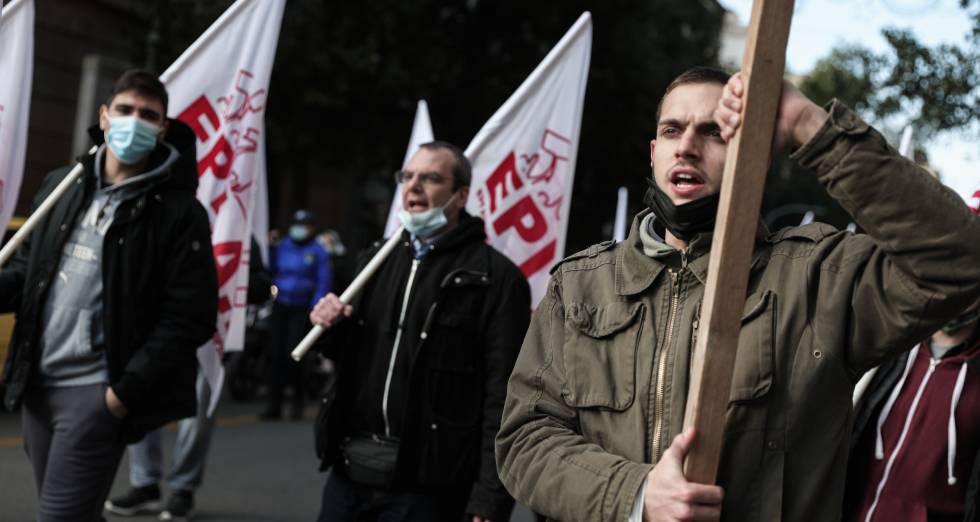 Συλλαλητήριο έξω από τη Βουλή ενάντια στον προϋπολογισμό