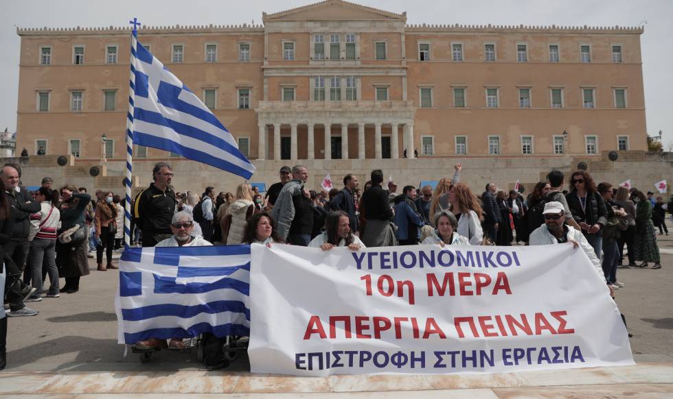 Πορεία υγειονομικών από το υπουργείο Υγείας στη Βουλή