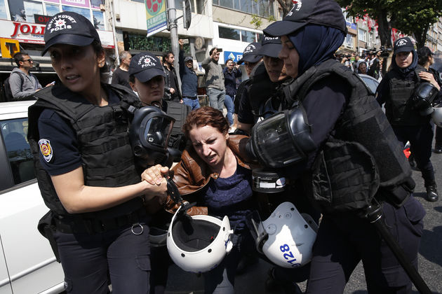 O πλανήτης της εργατιάς σηκώνει τη γροθιά του